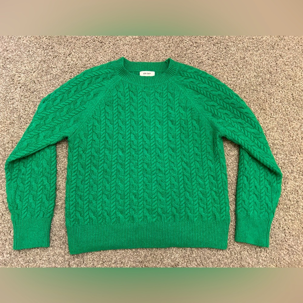 Selling for $40. Retails for 60, brand is On.34th,(XS), green, soft material!